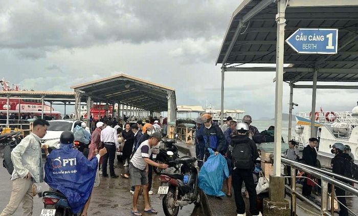 Khách hàng tại Bãi Vòng, đặc khu Phú Quốc, xuống tàu vào Rạch Giá sáng 15.8