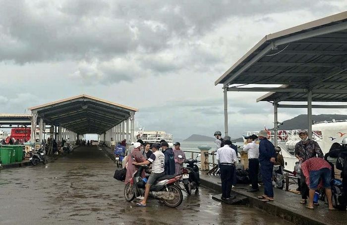 Dù trời còn mưa nhưng các chuyến tàu đến và đi Phú Quốc đã hoạt động trở lại bình thường