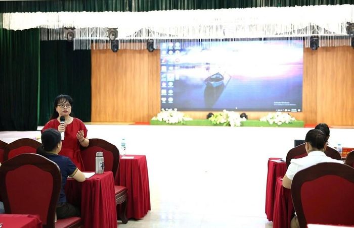 Các học viên được giảng viên Thư viện Quốc gia Việt Nam hướng dẫn các chuyên đề ứng dụng trí tuệ nhân tạo (AI) trong công tác thư viện