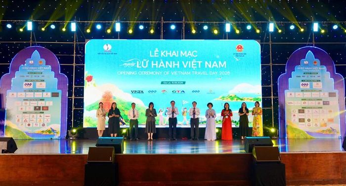 Các đại biểu thực hiện nghi thức khai mạc Ngày Lữ hành Việt Nam 2026
