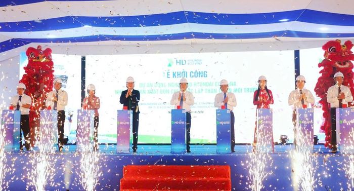 Các đại biểu thực hiện nghi thức khởi công