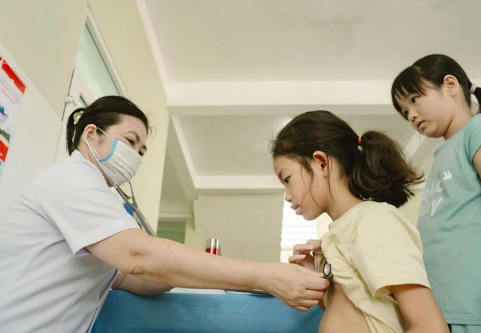 Trẻ em trên xã đảo được khám sức khoẻ