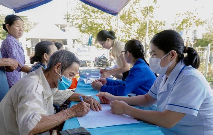 Ngay từ sáng sớm, nhiều người dân đã có mặt tại Trạm Y tế xã Tam Hải để được hướng dẫn khám sức khoẻ