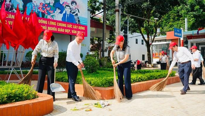 Các đại biểu, đoàn viên thanh niên, lực lượng vũ trang và Nhân dân tham gia ra quân tổng vệ sinh môi trường, thu gom rác thải