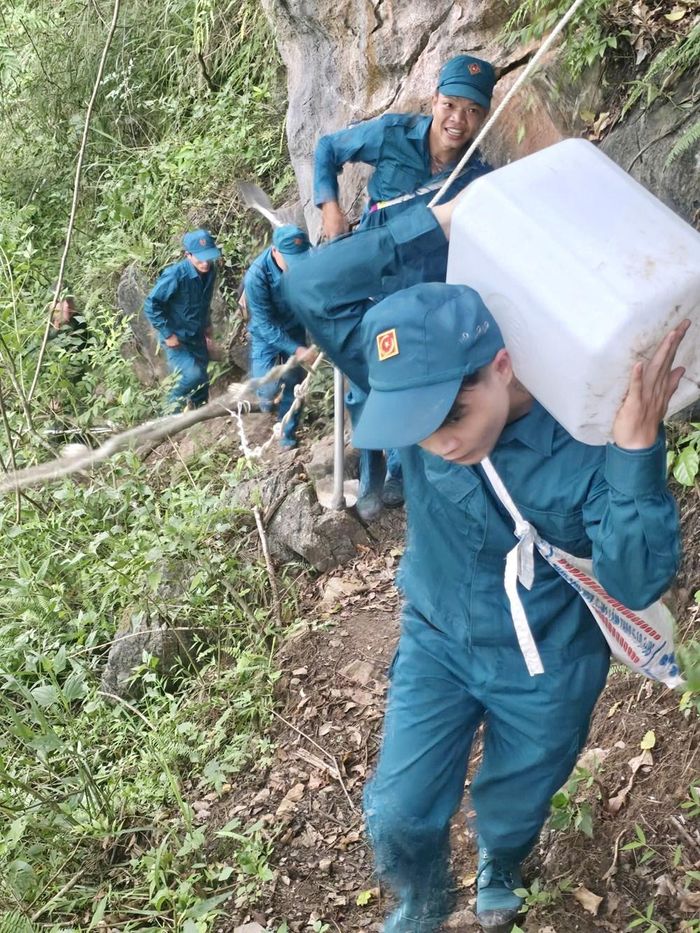 Ngoài cán bộ, chiến sĩ của Đội tìm kiếm, quy tập hài cốt liệt sĩ còn có sự hỗ trợ của lực lượng dân quân tự vệ xã Thanh Thủy