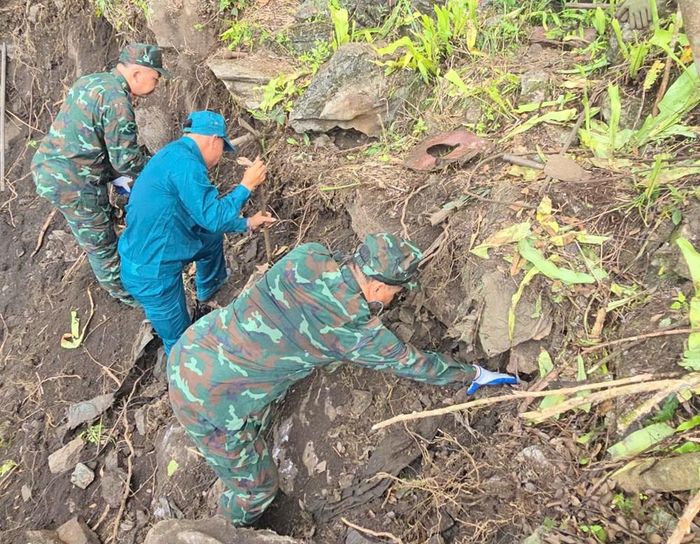 Từng giờ từng phút trôi qua đều là cuộc chạy đua gấp gáp với thời gian nhằm sớm đưa hài cốt liệt sĩ trở về với người thân, về với quê hương