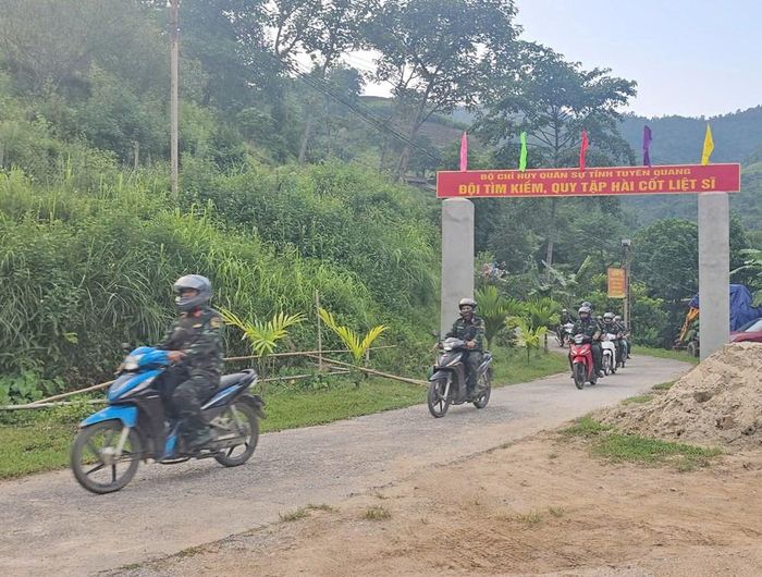 Từ điểm đóng quân, toàn đơn vị tỏa đi các điểm cao qua quãng đường dài hàng chục cây số đường mòn hiểm trở