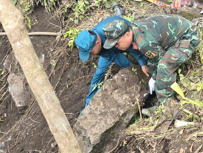 Nơi tìm kiếm luôn rình rập hiểm nguy từ đá lở và các vật liệu nổ còn sót lại