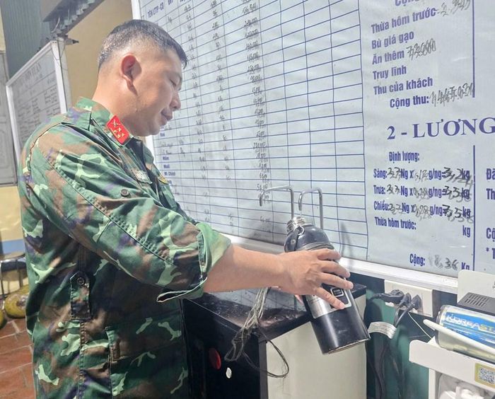 Nước là thứ được chuẩn bị cẩn thận nhất, bởi trên điểm cao 685 thời tiết nắng nóng vô cùng khắc nghiệt