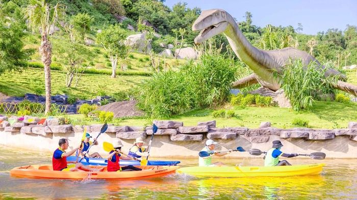 Du khách vui chơi tại Khu du lịch Núi Thần Tài