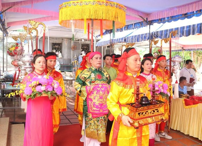 Đoàn nghi lễ tiến vào khu vực thực hành di sản tín ngưỡng thờ Mẫu tại Di tích quốc gia Am Chúa