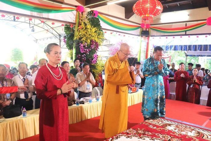 Các đại biểu thực hiện nghi lễ dâng hương tại Di tích quốc gia Am Chúa