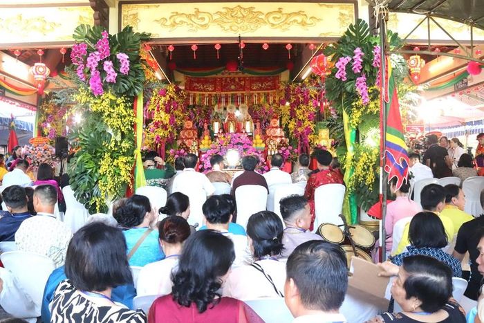Đông đảo người dân tham dự và theo dõi các hoạt động thực hành di sản tín ngưỡng thờ Mẫu tại Di tích quốc gia Am Chúa
