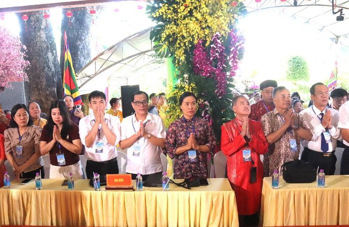Các đại biểu thành kính trước Thánh Mẫu Thiên Y A Na