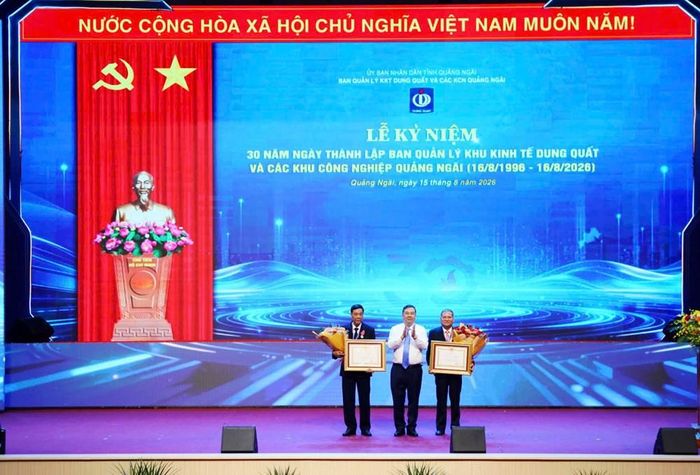 Trao Huân chương Lao động cho các cá nhân có nhiều đóng góp trong quá trình xây dựng, phát triển các khu kinh tế, khu công nghiệp
