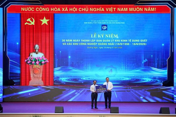 Phó Thủ tướng Thường trực Chính phủ Phạm Gia Túc trao bảng tượng trưng 2 tỉ đồng hỗ trợ Ủy ban MTTQ Việt Nam tỉnh Quảng Ngãi