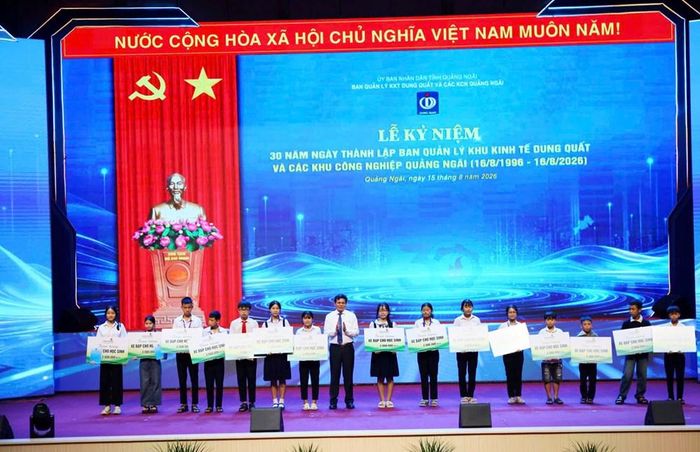 Trao học bổng và xe đạp cho học sinh có hoàn cảnh khó khăn trên địa bàn tỉnh Quảng Ngãi