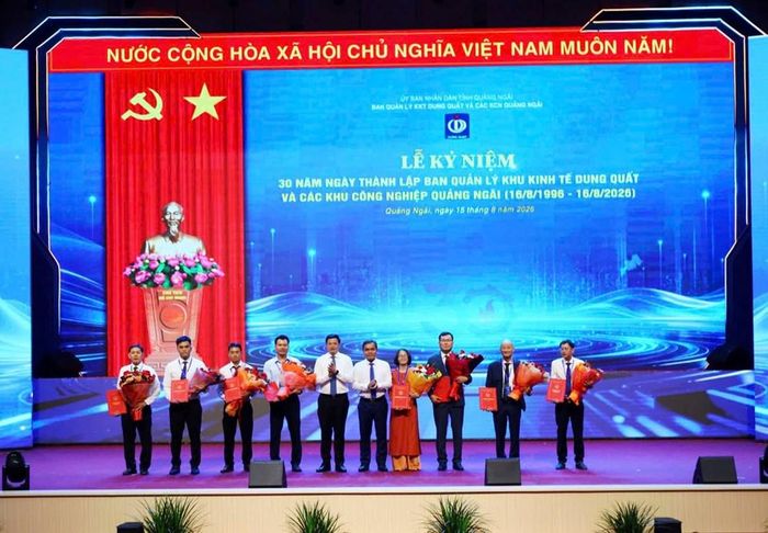 Trao Giấy chứng nhận đăng ký đầu tư cho các dự án tại Khu kinh tế Dung Quất và các Khu công nghiệp Quảng Ngãi
