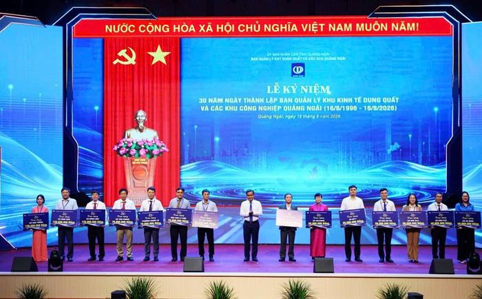 Trao Quỹ Khuyến học cho các xã, phường, đặc khu
