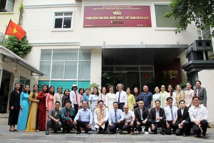 Các đại biểu và tân NCS chụp ảnh lưu niệm tại Phân viện Văn hóa, Nghệ thuật, Thể thao và Du lịch miền Nam