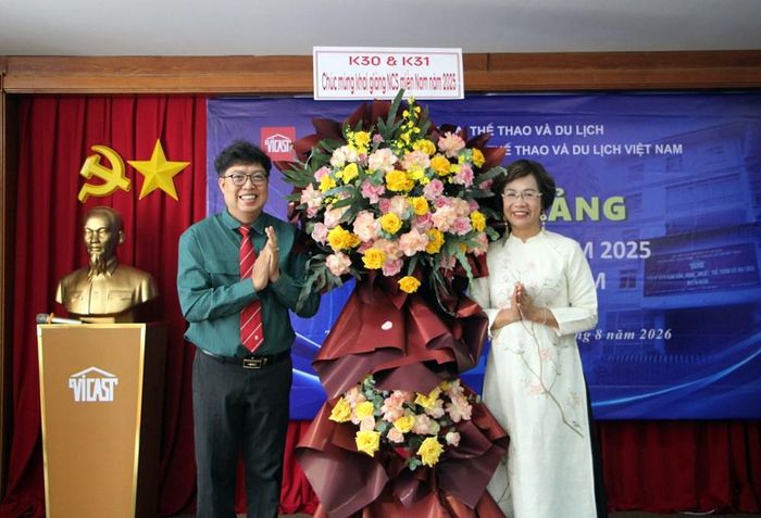 Ông Tăng Hoàng Thuận đại diện các tân NCS tặng hoa đến Viện Văn hóa, Nghệ thuật, Thể thao và Du lịch Việt Nam