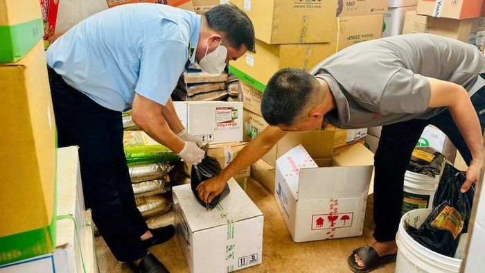 Đội QLTT số 7 kiểm tra tại cơ sở kinh doanh ở xã Đak Đoa