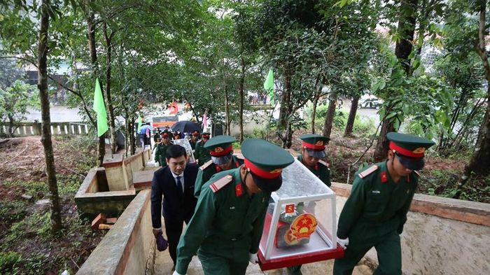 Sau lễ truy điệu, 10 hài cốt liệt sĩ được an táng tại Nghĩa trang liệt sĩ Đăk Glei, xã Đăk Pék