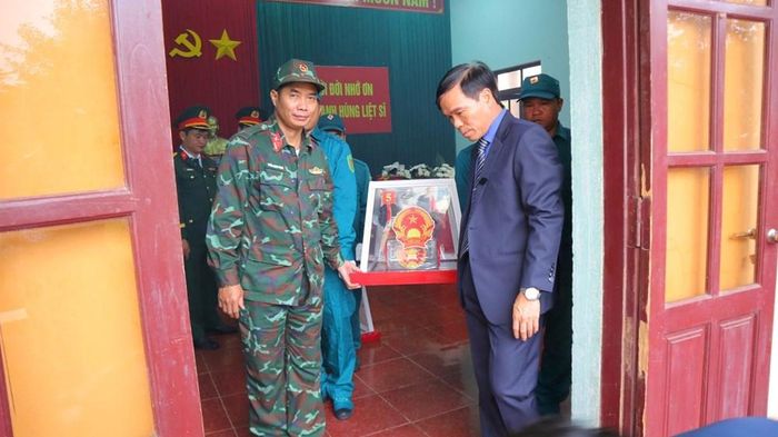 Bí thư Đảng ủy xã Đăk Pék Nguyễn Viết Nam tiễn đưa các Anh hùng liệt sĩ về nơi an nghỉ cuối cùng