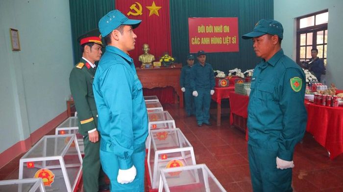 Lực lượng làm nhiệm vụ túc trực bên các hài cốt liệt sĩ trước giờ truy điệu và an táng