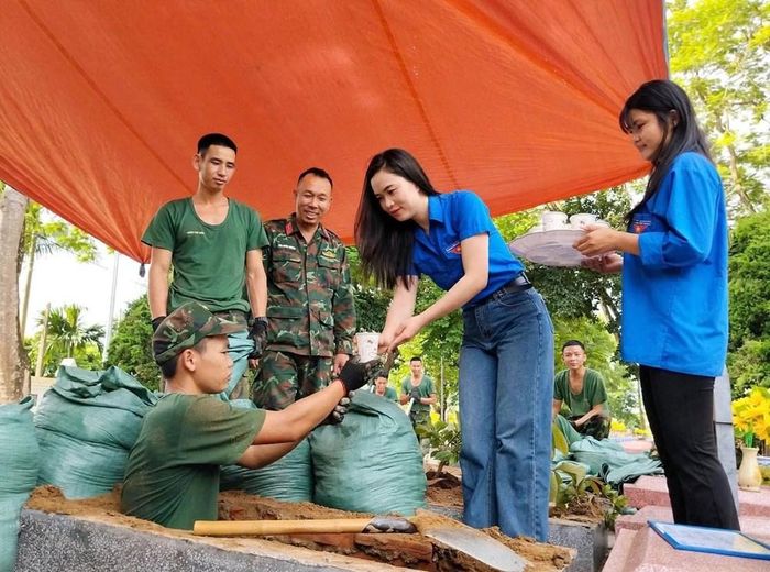 Động viên cán bộ, chiến sĩ làm nhiệm vụ tại Nghĩa trang liệt sĩ Độc Lập