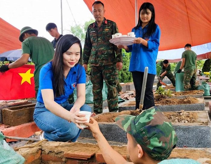 Đoàn viên Trường THPT Thanh Nưa tiếp nước, động viên cán bộ, chiến sĩ làm nhiệm vụ tại Nghĩa trang liệt sĩ Độc Lập