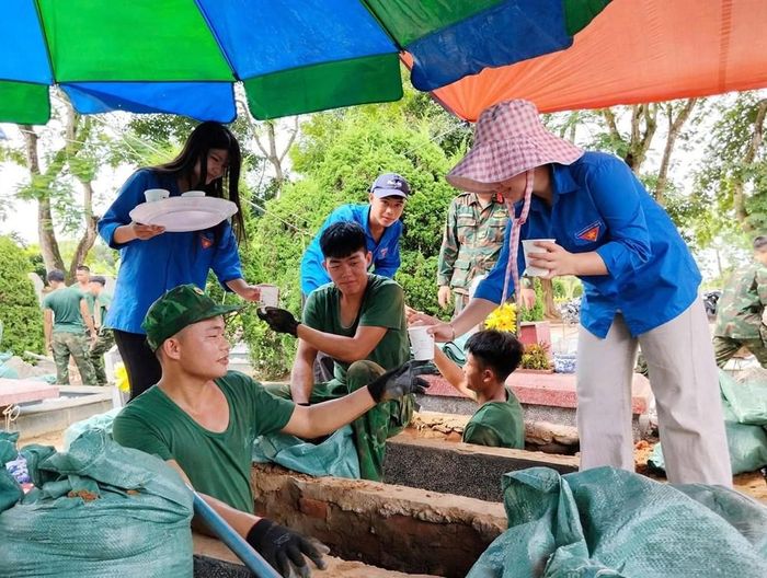 Các đoàn viên tiếp nước, động viên cán bộ, chiến sĩ làm nhiệm vụ tại Nghĩa trang liệt sĩ Độc Lập