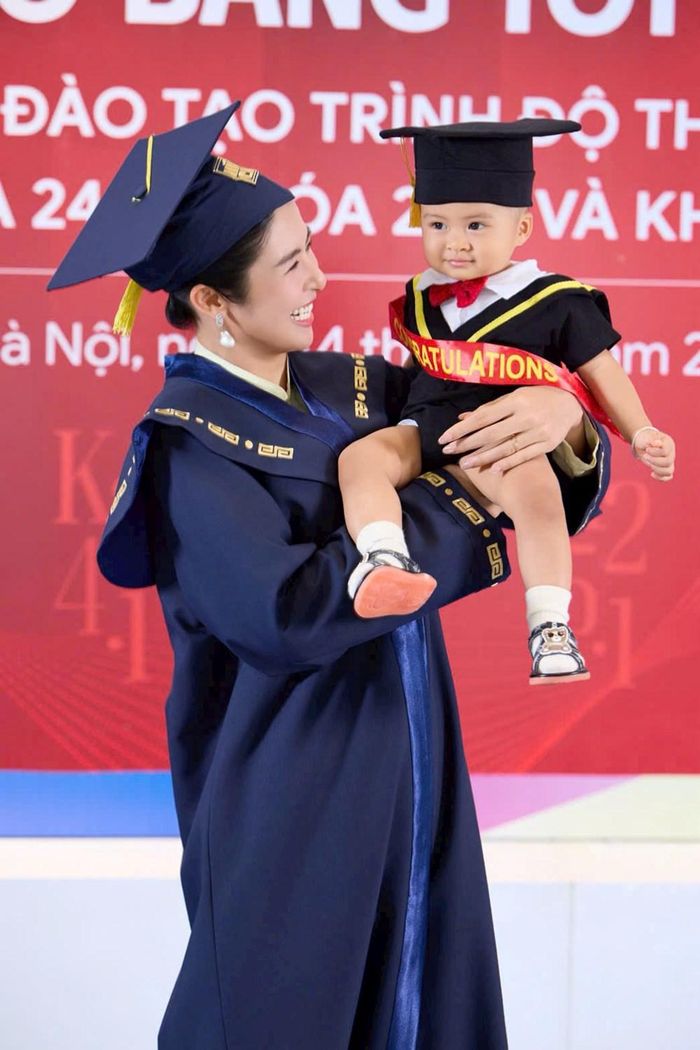 Trong thời gian hoàn thành chương trình cao học, hoa hậu Ngọc Hân đã rất nỗ lực trong sự nghiệp và cả đảm đương vai trò làm mẹ, làm vợ