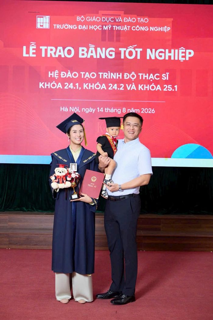 Chồng, con trai và nhiều người thân trong gia đình đã tới cổ vũ, động viên hoa hậu Ngọc Hân