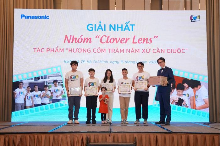 Nhóm Clover Lens (học sinh đến từ nhiều trường tại TP.HCM) giành giải Nhất nhóm tuổi 13 - 18 với bộ phim “Hương Cốm trăm năm xứ Cần Giuộc”