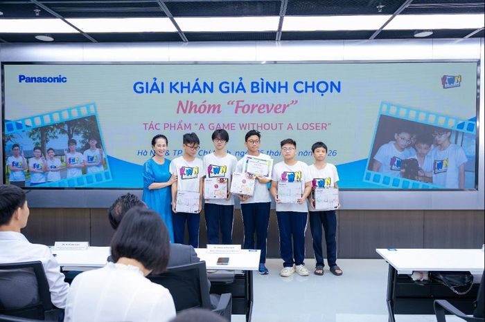 "Bộ phim được khán giả yêu thích nhất" thuộc về "Trận đấu không có người thua" từ nhóm Forever (THCS Hoàng Mai và THCS Mai Động, Hà Nội)