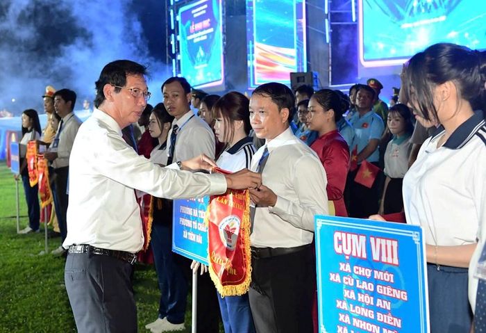 Ông Lê Văn Phước, Phó Chủ tịch UBND tỉnh An Giang tặng cờ cho các cụm về tham dự Đại hội