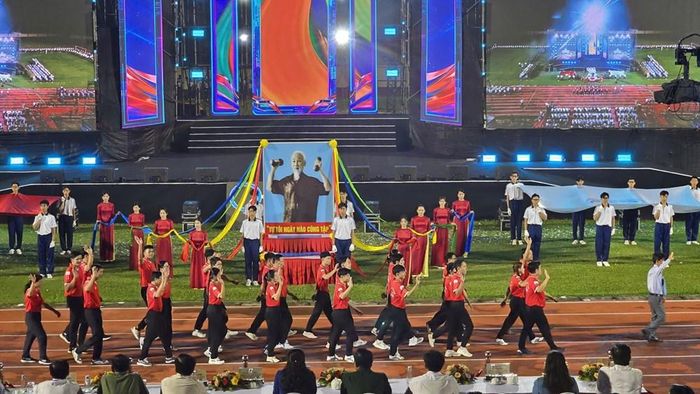 Các đoàn diễu hành qua lễ đài