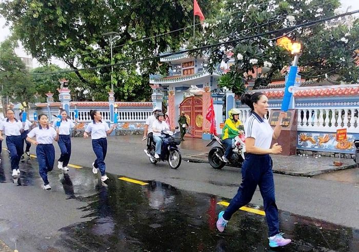Đoàn rước đuốc chạy qua Đình Anh hùng dân tộc Nguyễn Trung Trực