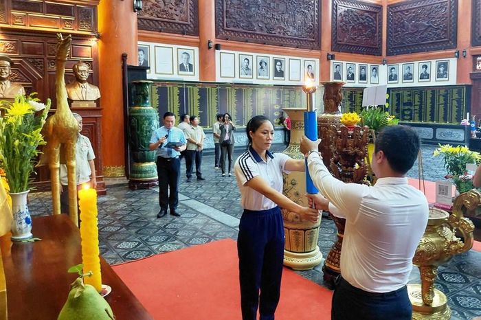 Đoàn rước đuốc thực hiện nghi thức lấy lửa tại Đền tưởng niệm Anh hùng liệt sĩ và Người có công tỉnh An Giang