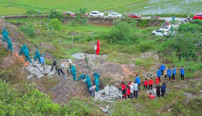 Hơn 1.000 cán bộ, lực lượng vũ trang và người dân cùng chung sức đưa từng tấm bê tông lên tái tạo dòng chữ "Bác Hồ sống mãi" trên núi Nhón, xã Lam Thành, Nghệ An