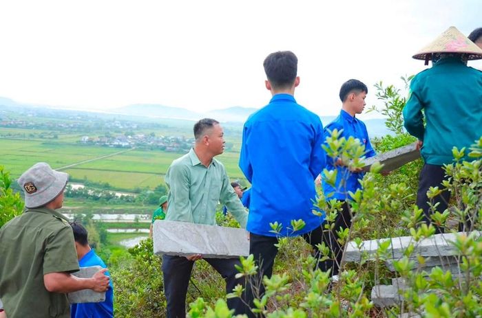 Đẩy nhanh tiến độ, chính quyền xã Lam Thành huy động hàng nghìn lượt cán bộ, đoàn thể, giáo viên và người dân tham gia vận chuyển, lắp ghép các tấm bê tông trên núi Nhón. Ảnh: Hà Huệ