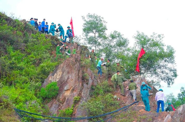 Địa hình hiểm trở, nhưng không khí thi công luôn khẩn trương, hào hứng. Ảnh: Hà Huệ