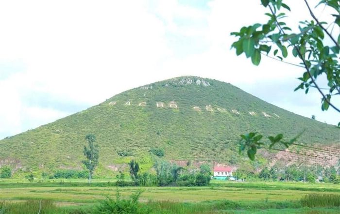 Dự kiến dịp Quốc khánh 2.9 năm nay, dòng chữ "Bác Hồ sống mãi" cùng cột cờ trên đỉnh núi Nhón sẽ được hoàn thành, tạo thêm một điểm nhấn có ý nghĩa trên vùng đất Lam Thành