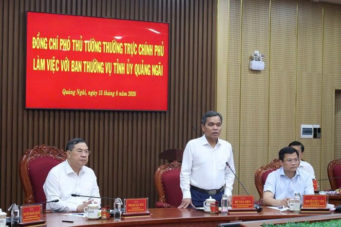 Uỷ viên Trung ương Đảng, Bí thư Tỉnh ủy Quảng Ngãi Hồ Văn Niên phát biểu tại buổi làm việc
