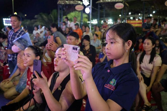 Người dân và du khách thích thú thưởng thức nghệ thuật bài chòi tại biển Mỹ Khê