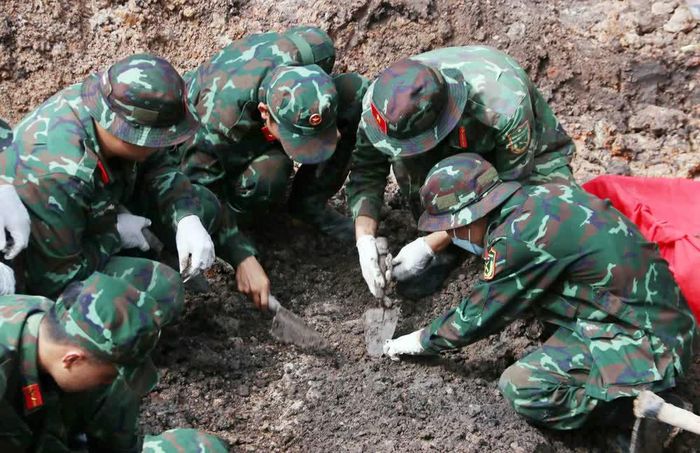 Các chiến sĩ Đội tìm kiếm, quy tập hài cốt liệt sĩ thuộc Bộ Tư lệnh Thành phố Hồ Chí Minh nỗ lực làm nhiệm vụ dưới ánh nắng tháng 8 của tiết trời phương Nam. Ảnh: Xuân Khu-TTXVN