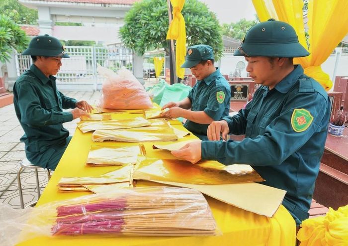 Công tác lấy mẫu diễn ra khoa học, thận trọng, bảo đảm yêu cầu chuyên môn và sự trang nghiêm. Ảnh: Danh Lam - TTXVN