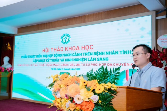 TS.BS Ngô Gia Khánh, Trưởng khoa Phẫu thuật Lồng ngực - Mạch máu, Bệnh viện Bạch Mai phát biểu tại Hội thảo.