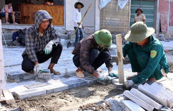 Triển khai thi công lát vỉa hè hai bên đường